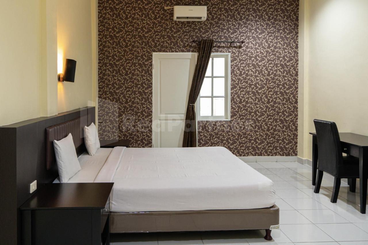 Carolina Transit Hotel Medan Exterior photo