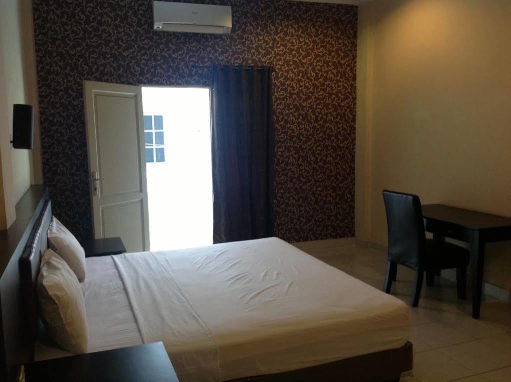 Carolina Transit Hotel Medan Exterior photo